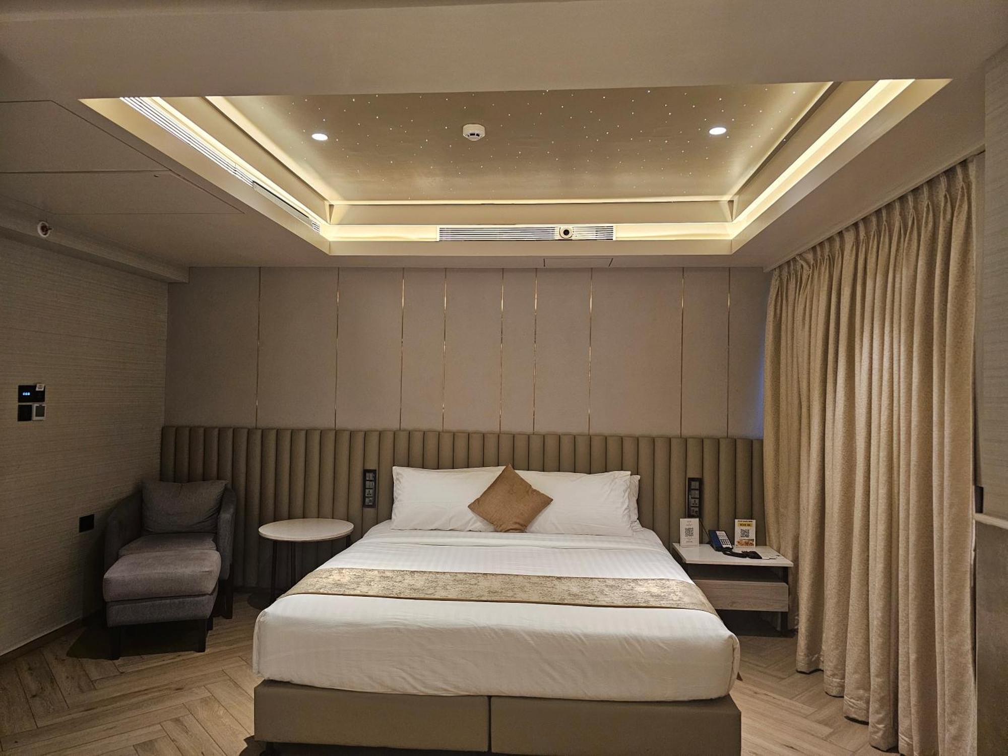 Dragonfly Hotel - The Art Hotel Mumbai Exterior photo
