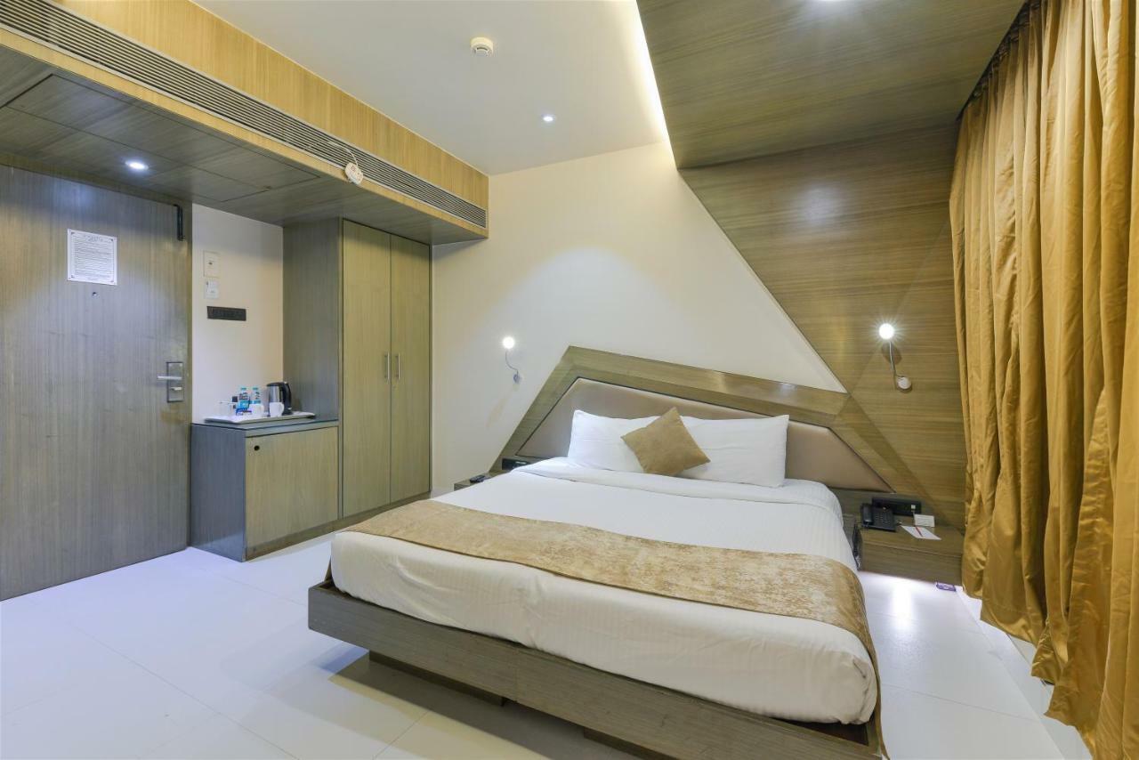Dragonfly Hotel - The Art Hotel Mumbai Exterior photo